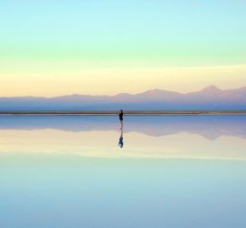 世界の分岐点に立つ人の写真